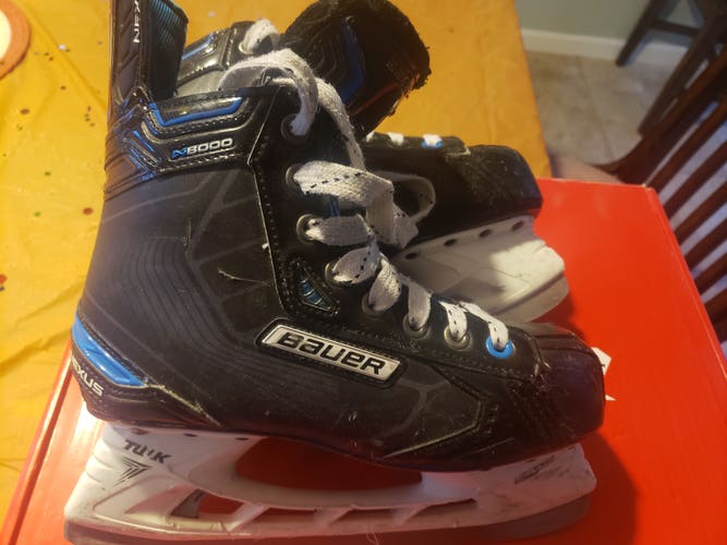 Junior Used Bauer Nexus N8000 Hockey Skates Regular Width Size 5.5