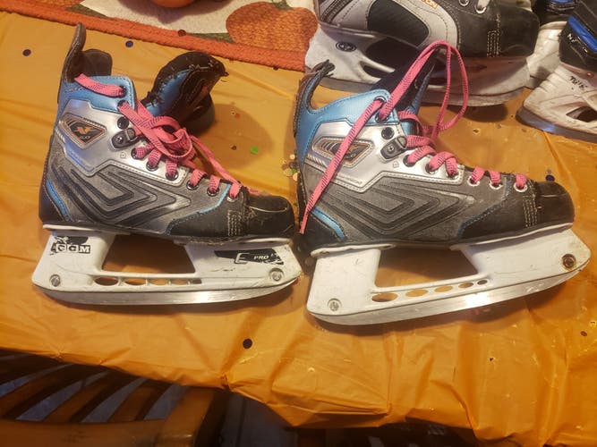 Intermediate Used CCM Tacks vector Hockey Skates Regular Width Size 5