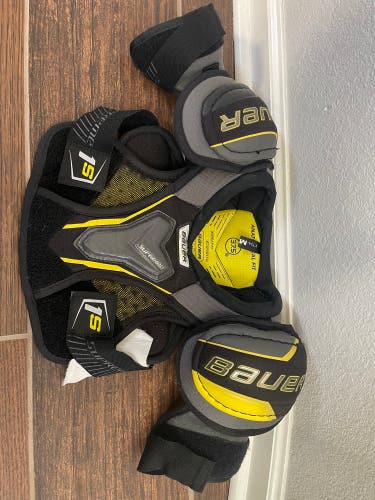 Youth Medium Bauer  Supreme 1S Shoulder Pads