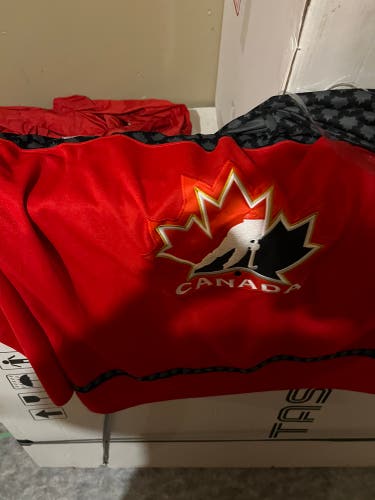 Team Canada CCM Size 56 Red Jersey