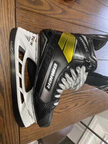 Like New Bauer Regular Width  Size 9 Supreme matrix Hockey Skates