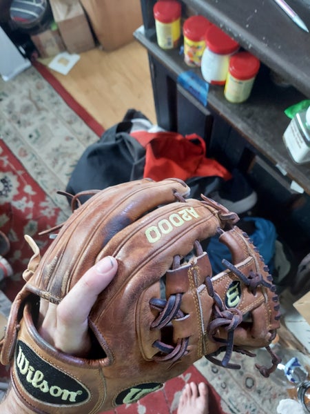 Used Right Hand Throw Wilson Infield A2000 Baseball Glove 11.5"