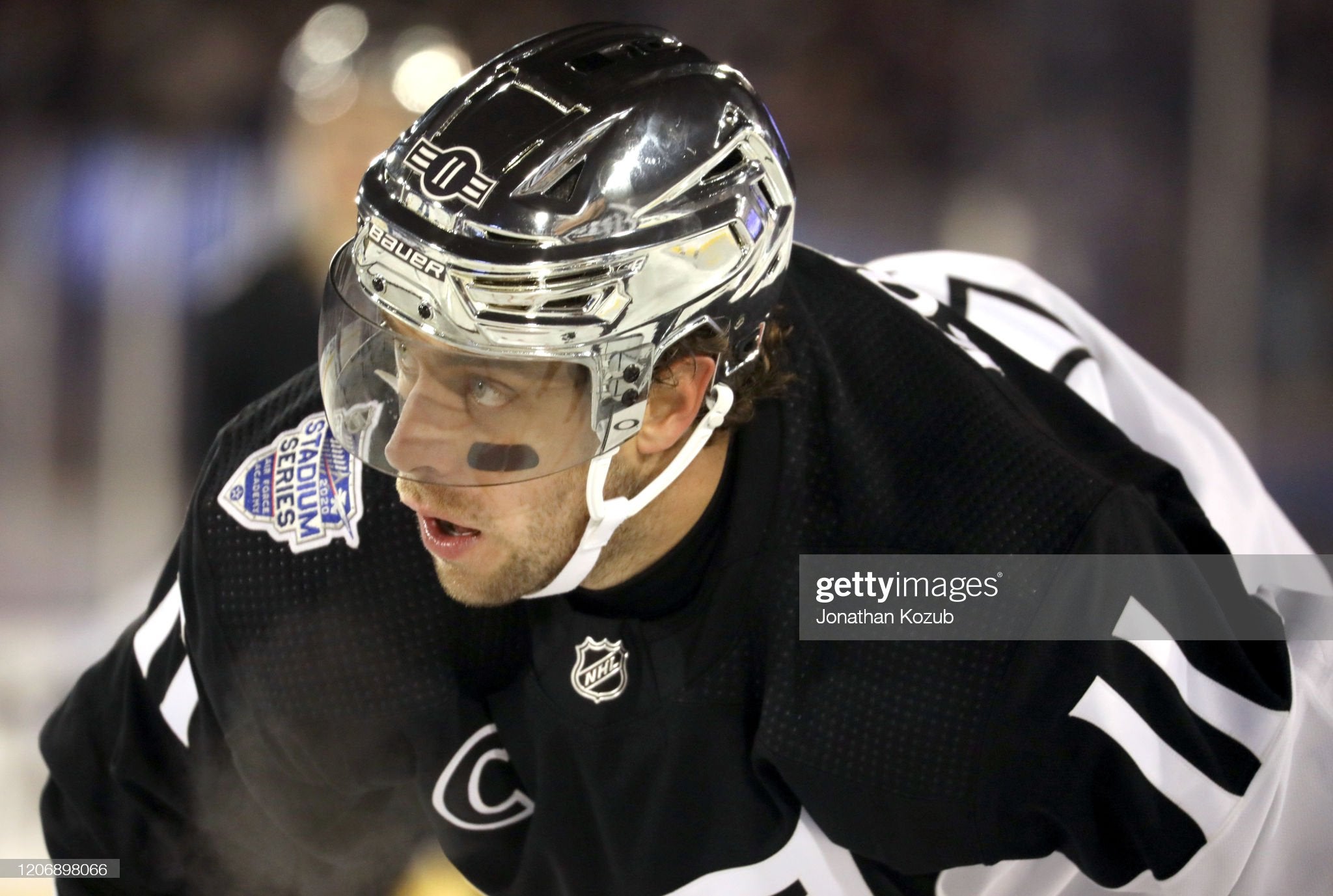 The @lakings debuted their silver helmets last night. 🔥 What do