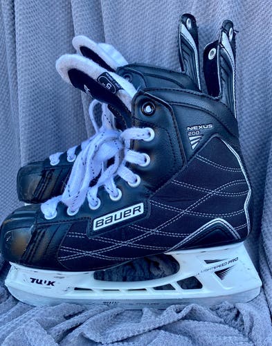 Used Bauer Regular Width Size 5 Nexus 200 Hockey Skates