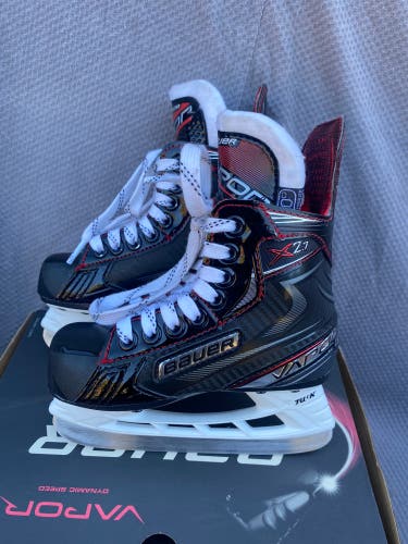 New Bauer Regular Width Size 10 Vapor X2.7 Hockey Skates