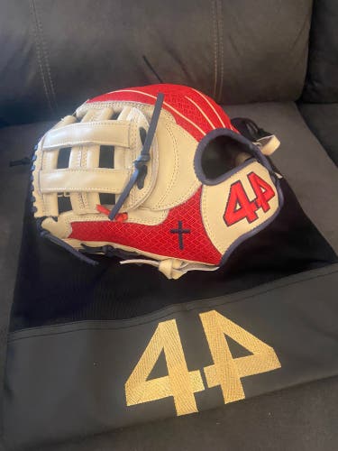 Left Hand Throw 11.75" Signiture Series Baseball Glove