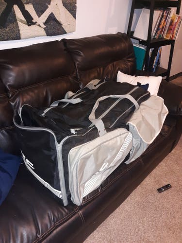 Vic Carry Bag with outer skate pockets and 2 outer gear pockets