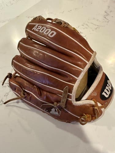 Used Wilson Right Hand Throw Infield A2000 Baseball Glove 11.5"