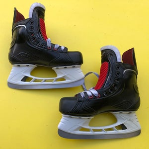 Junior New Bauer Vapor select Hockey Skates Regular Width Size 2.5     1011