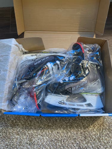 New Bauer Vapor Hyperlite Hockey Skates Size 6.5 Fit 2