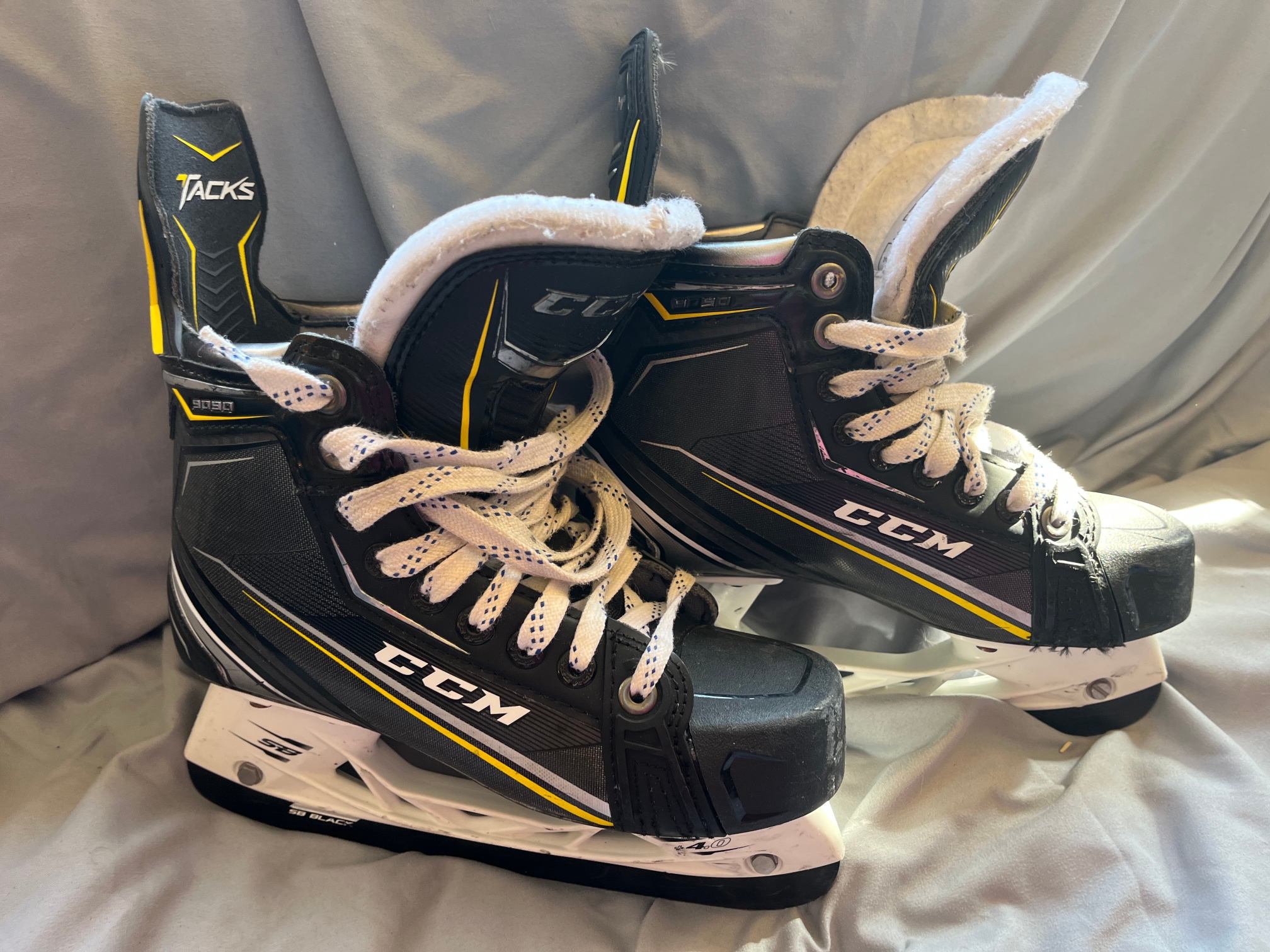 Used CCM Tacks 9090 Hockey Skates Regular Black Blades Width Size 3.5
