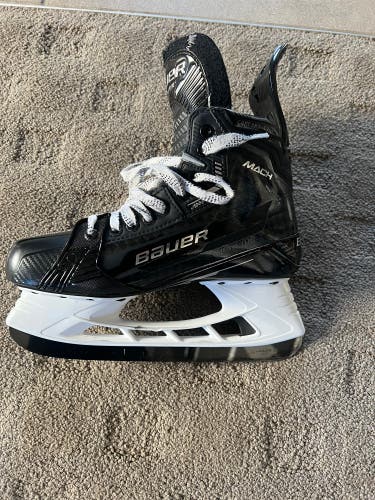 Bauer Size 8 Supreme Mach Hockey Skates