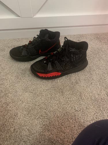 Men's Size 6.0 (Women's 7.0) Nike Kyrie 7 Shoes