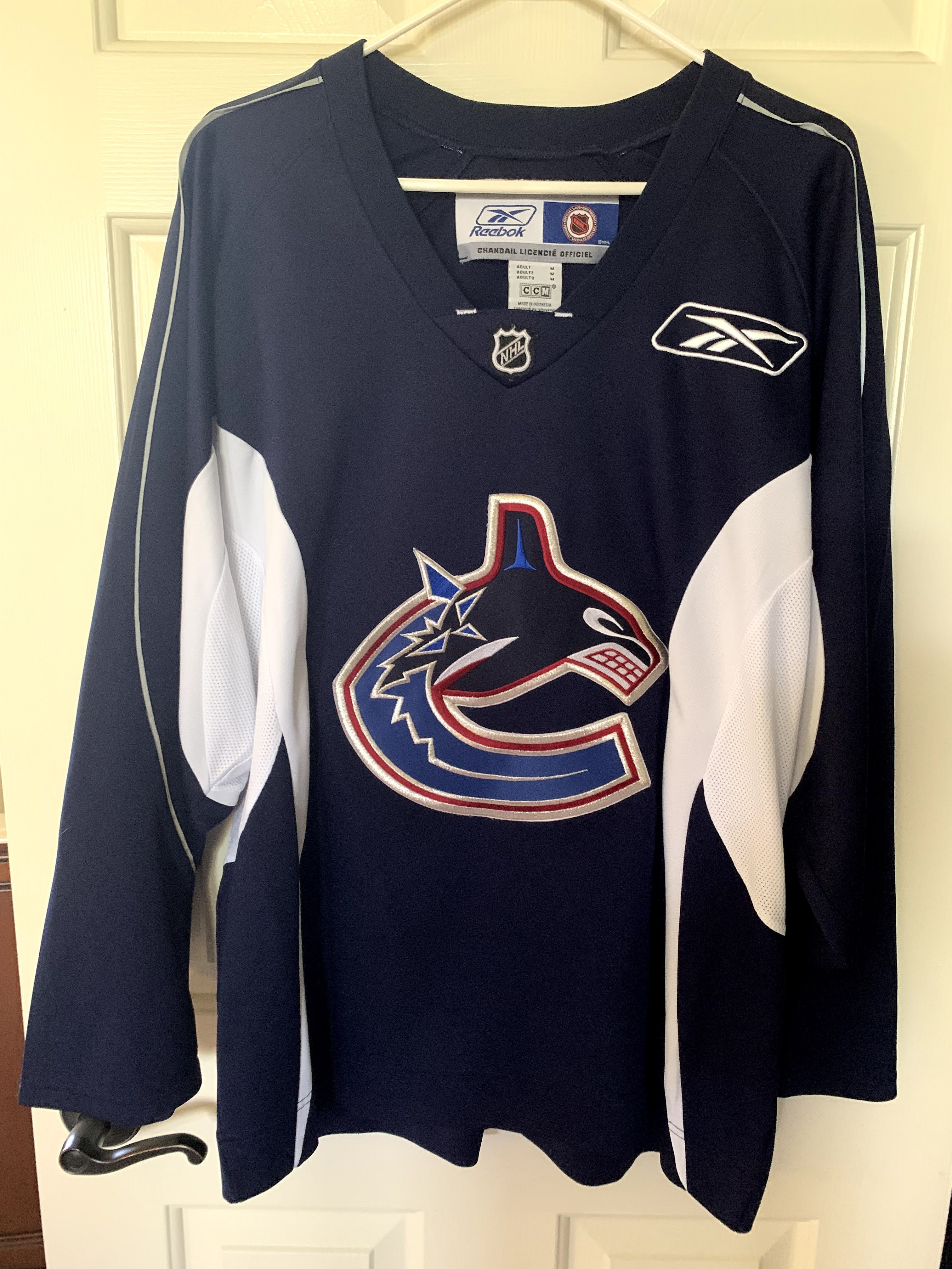 Vancouver Canucks Authentic Black Flying Skate Size 56 Reebok Edge 2.0  Jersey