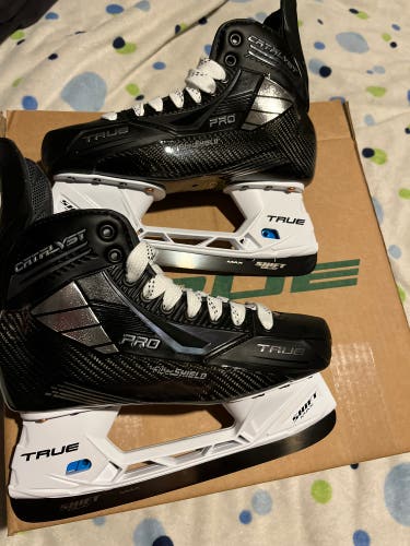 TRUE CATALYST PRO SKATES SIZE 7