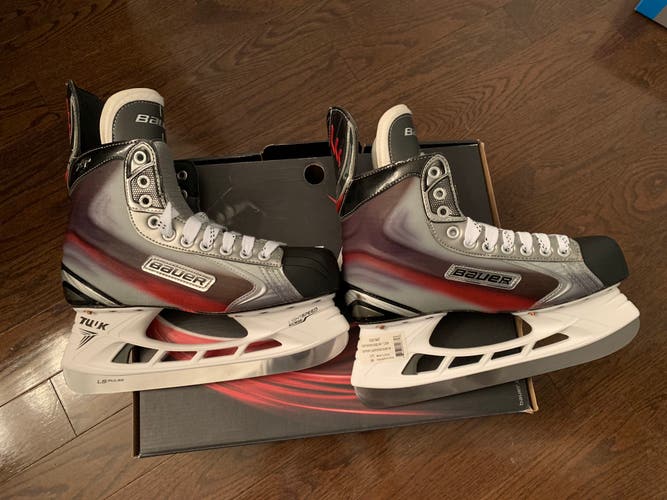 New Bauer Regular Width  Size 8 Vapor X7.0 Hockey Skates