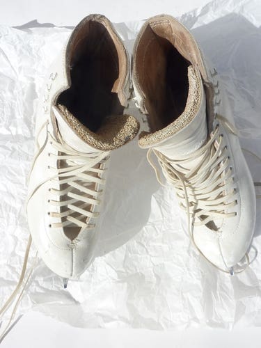 RIEDELL “ROYAL” Model #900 Size 5, AA Width White Leather Ladies Figure Ice Skates