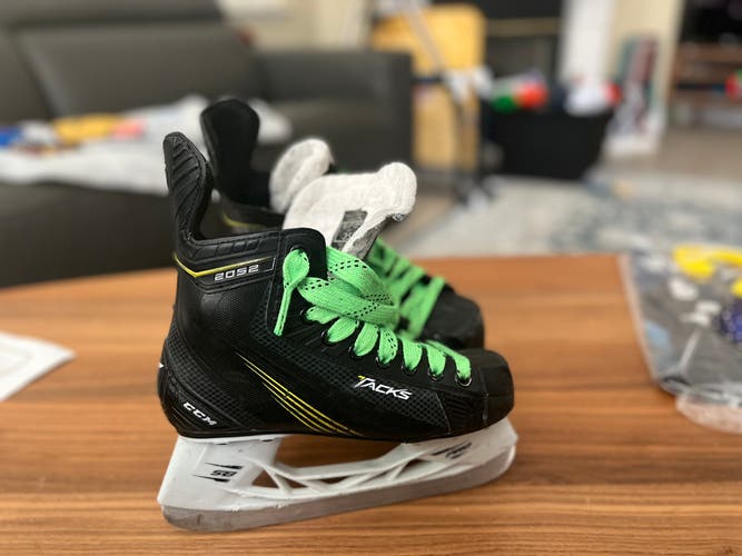 Junior CCM Regular Width Size 2.5 Tacks 2052 Hockey Skates Junior