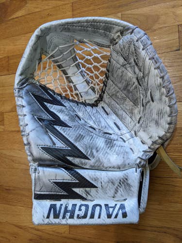 Vaughn Pro V Elite Glove  Regular  Villilta LA Kings