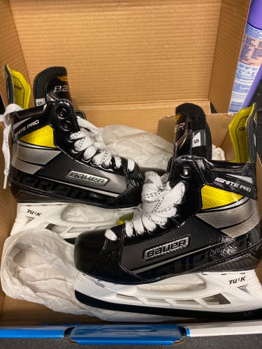 New Bauer Extra Wide Width  Size 5 Supreme Ignite Pro Hockey Skates