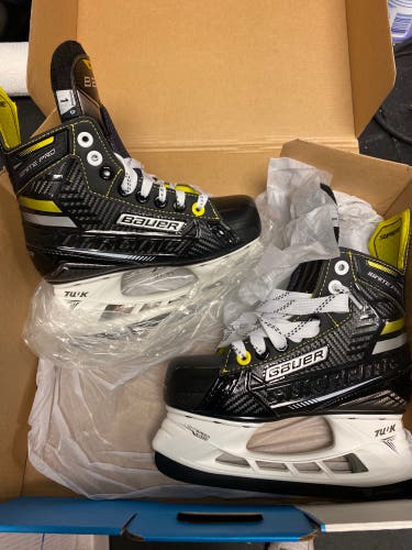 New Bauer Regular Width  Size 1 Supreme Ignite Pro Hockey Skates
