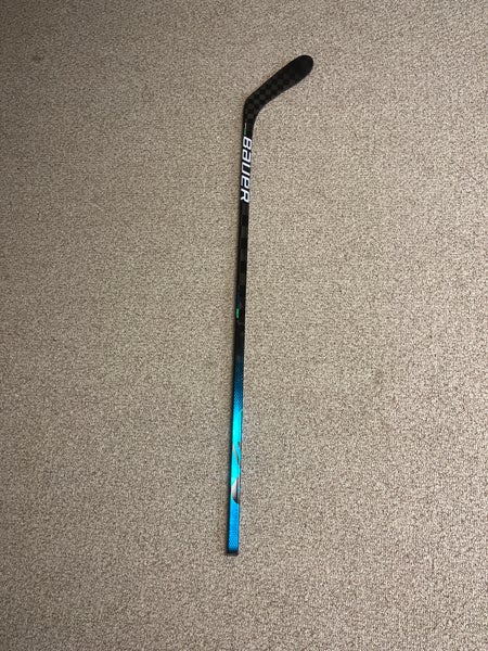 Intermediate Right Handed P28 Nexus Geo Hockey Stick