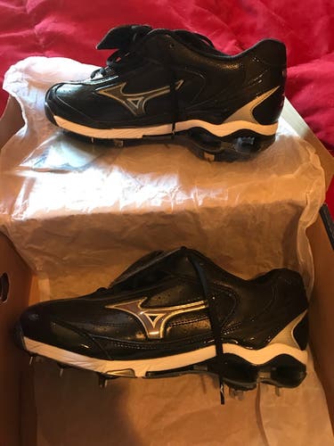 BRAND NEW Black (w/ changeable logo colors) Men's Size 9.5 Mizuno Classic Low G5 Switch Metal Cleats