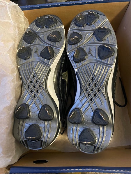 BRAND NEW Black (w/ changeable logo colors) Men's Size 9.5 Mizuno Classic Low G5 Switch Metal Cleats