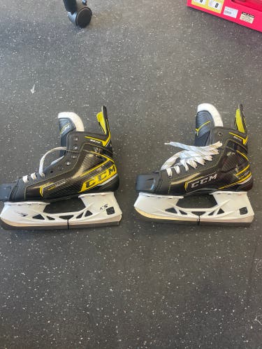 New CCM Regular Width Size 1 Super Tacks 9370 Hockey Skates