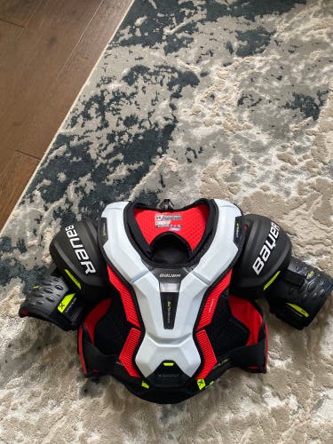 New Medium Bauer Vapor Hyperlite Shoulder Pads