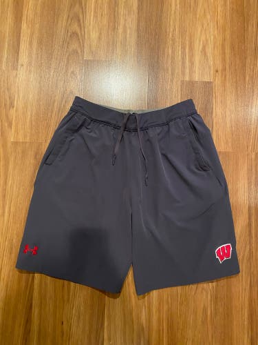 New Wisconsin Badgers Under Armour HEATGEAR Tech Grey Training Shorts Men’s Large