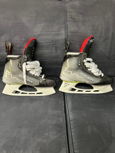 New Bauer Regular Width  Size 9 Vapor Hyperlite Hockey Skates