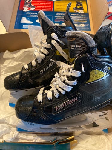 Junior Bauer Regular Width Size 4 Supreme 3S Pro Hockey Skates