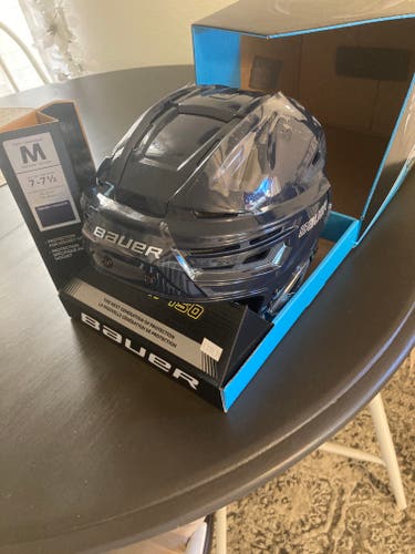 New Medium Bauer Re-Akt 150 Helmet
