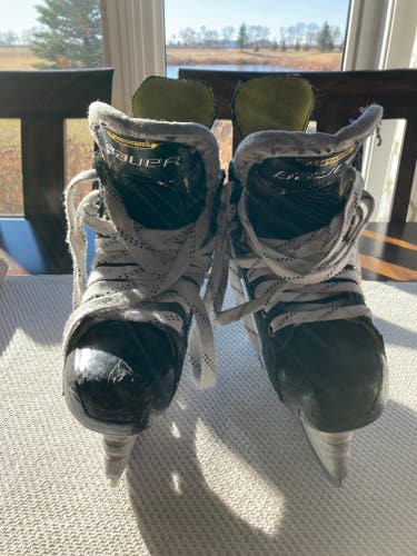 Junior Used Bauer Supreme 3S Hockey Skates Regular Width Size 3.5