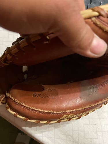 Right Hand Throw 33.5" Catcher's Glove