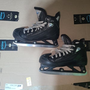 Junior Used CCM Vector 4.0 Hockey Goalie Skates Regular Width Size 4.5