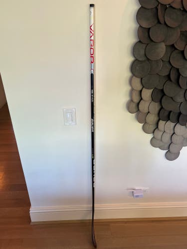 Senior Right Handed P28 Vapor Hyperlite Hockey Stick