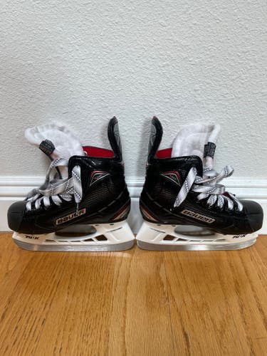 Youth Used Bauer Vapor X500 Hockey Skates Regular Width Size 11.5