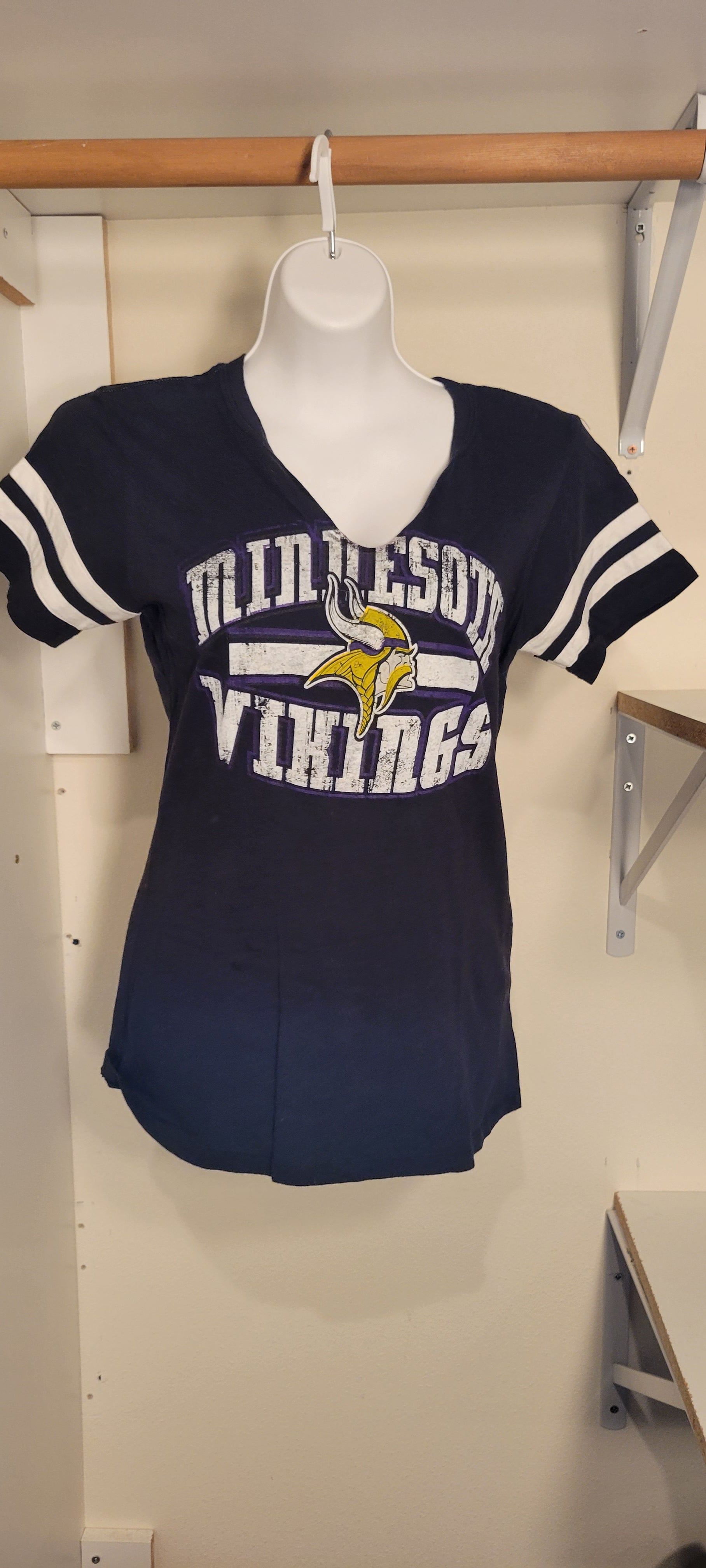 Minnesota Vikings NFL Team Apparel Women's Short Sleeve V Neck Shirt Size  Medium