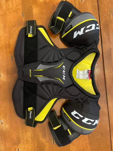 Used Medium CCM Tacks 9040 Shoulder Pads