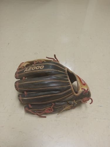Used Wilson Right Hand Throw Infield A2000 Baseball Glove 11.75"