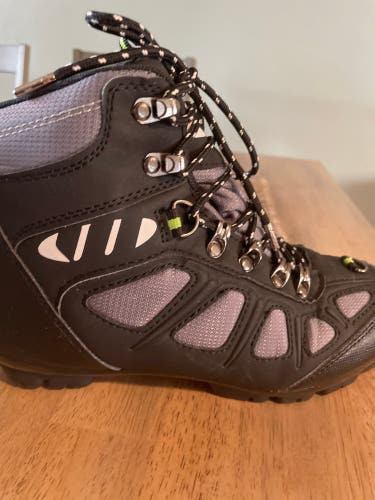 Size 3.5 Used Whitewood Cross Country Ski Boots