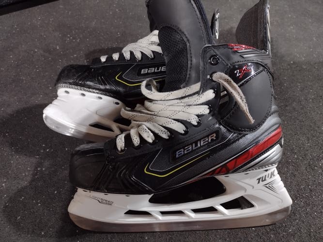 Senior Used Bauer Vapor 2X Pro Hockey Skates Regular Width Size 8.5