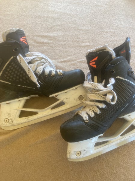 Used Easton Mako II Hockey Skates Regular Width Size 3.5