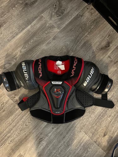 Senior Medium Bauer  Vapor 1X Lite Shoulder Pads