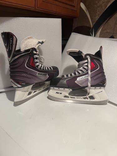 Used Bauer Regular Width Size 9 Vapor x40 Hockey Skates