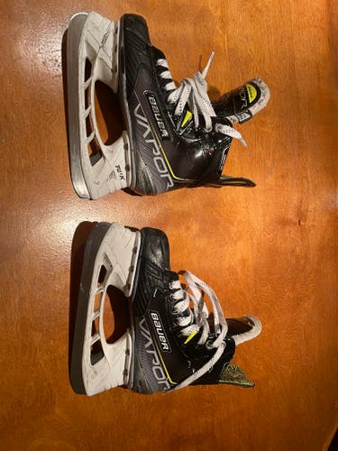Intermediate Used Bauer Vapor 3X Hockey Skates Regular Width Size 2.5