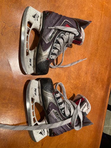 Youth Used Bauer Vapor X60 Hockey Skates Regular Width Size 13.5