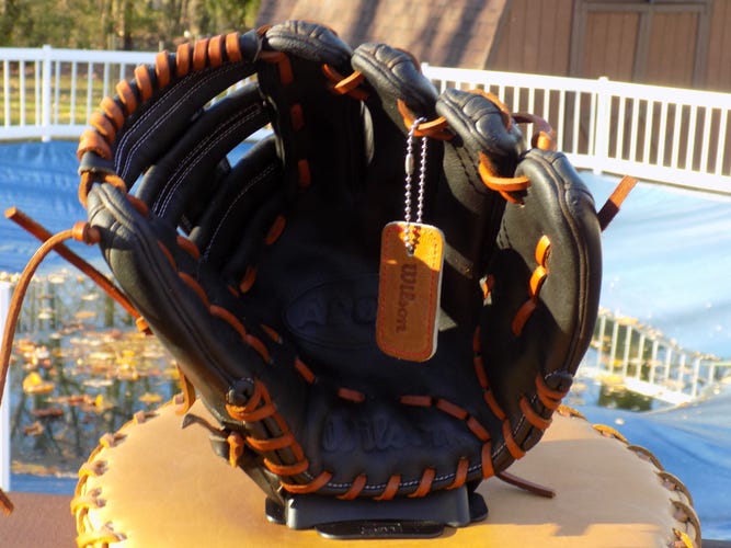 Used Wilson Right Hand Throw Infield A2000 Baseball Glove 11.5"